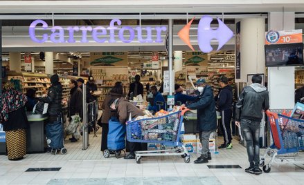 Carrefour testuje nowy pomysł: Gorący obiad z automatu