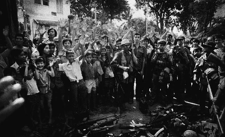 17 kwietnia 1975 roku. Czerwoni Khmerzy opanowali Phnom Penh. Wielu z nich miało zaledwie dwanaście 