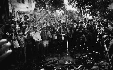 17 kwietnia 1975 roku. Czerwoni Khmerzy opanowali Phnom Penh. Wielu z nich miało zaledwie dwanaście 