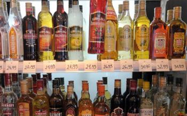Alkohol można kupić niemal na każdym kroku – w Polsce jest ćwierć miliona punktów handlujących napoj