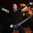 Lider zespołu James Hetfield podczas koncertu charytatywnego na rzecz The Silverlake Conservatory of