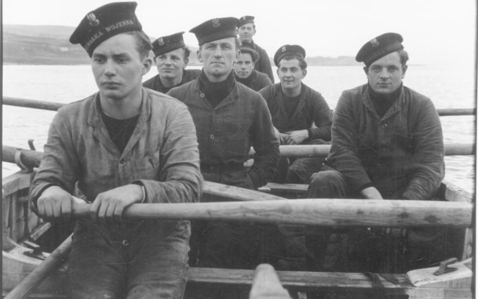Szkolenie szalupowe. Obsada łodzi podczas zaprawy wioślarskiej, okres II wojny światowej