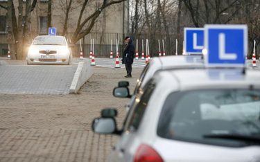 Niemcy przyjeżdżają do Polski aby zdać egzamin na prawo jazdy