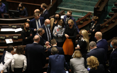 Sondaż: Czy Polacy ufają bardziej rządowi, czy opozycji?