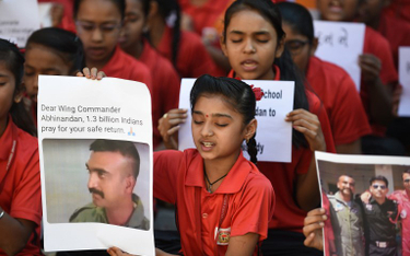 Indyjscy uczniowie modlą się o powrót pilota