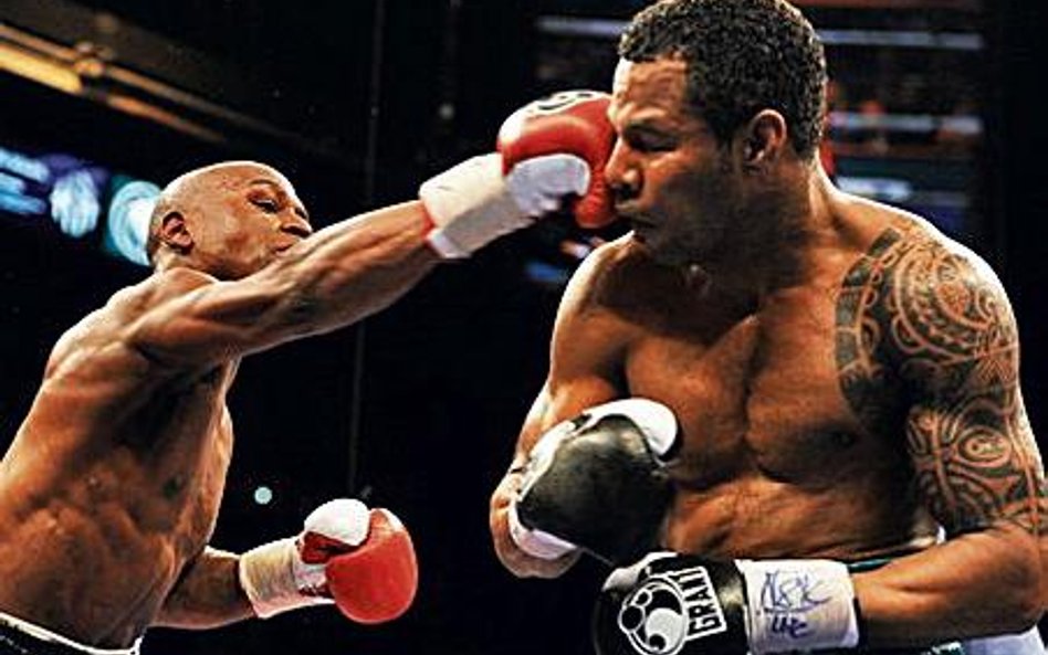 Floyd Mayweather Jr (z lewej) powinien teraz walczyć z Mannym Pacquiao o jeszcze większe pieniądze