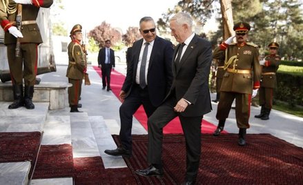 Sekretarz obrony USA James Mattis przed pałacem prezydenta Afganistanu