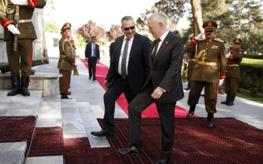 Sekretarz obrony USA James Mattis przed pałacem prezydenta Afganistanu