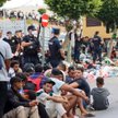 Migranci w Ceucie zgromadzeni wokół tymczasowego schroniska