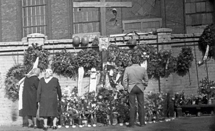16 grudnia 1981 r. wieczorem górnicy ustawili krzyż w miejscu, gdzie funkcjonariusze plutonu specjal