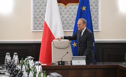 Premier Donald Tusk przewodniczy specjalnemu posiedzeniu rządu w KPRM w Warszawie