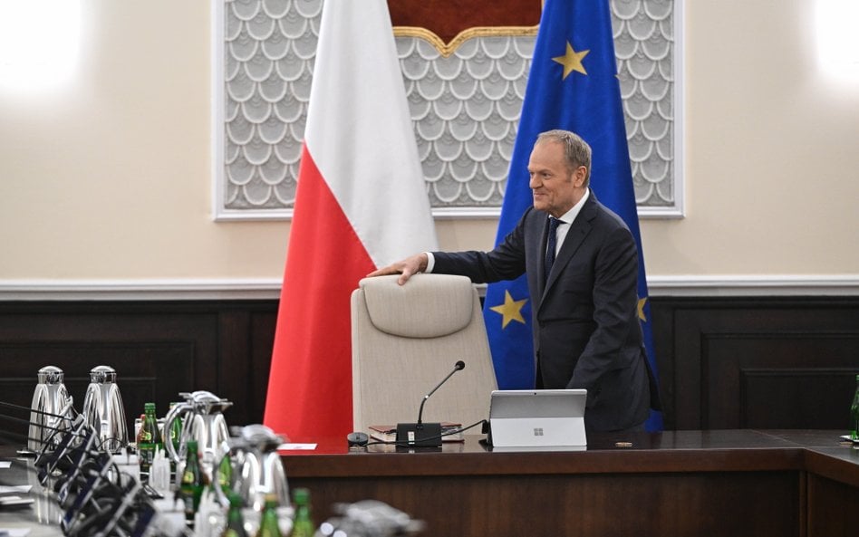 Premier Donald Tusk przewodniczy specjalnemu posiedzeniu rządu w KPRM w Warszawie