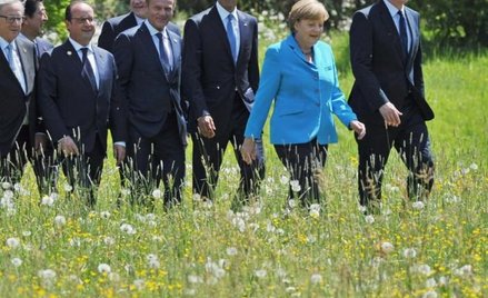 Angela Merkel prowadzi uczestników szczytu G7 na zamku Elmau w Bawarii