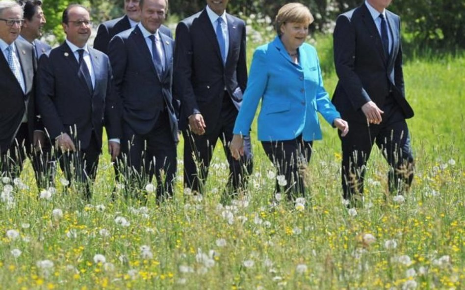 Angela Merkel prowadzi uczestników szczytu G7 na zamku Elmau w Bawarii