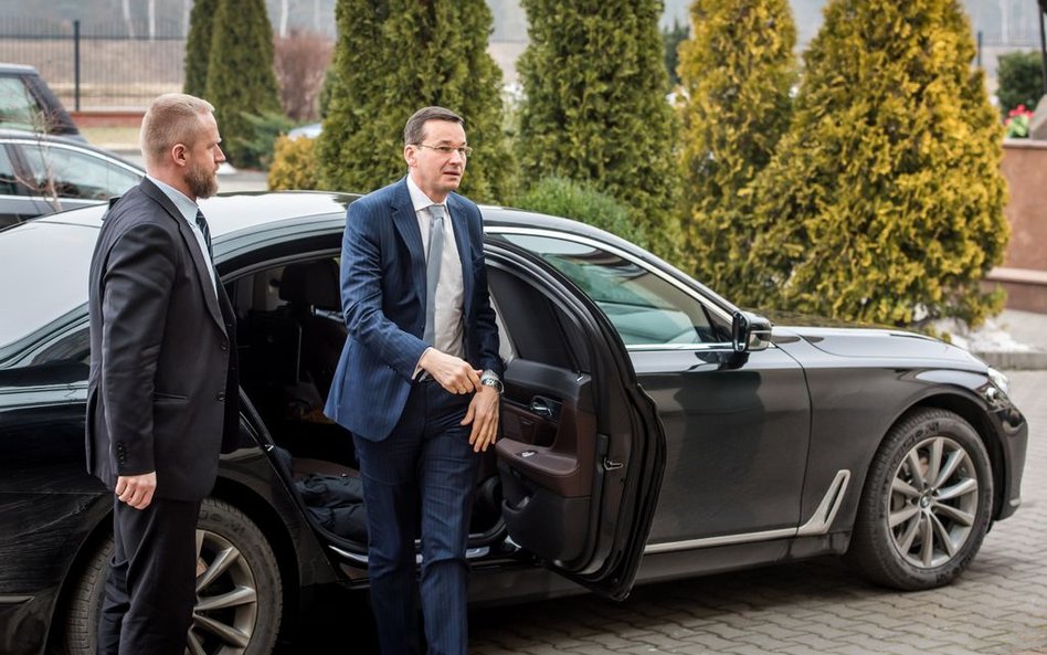 Wicepremier, minister rozwoju i finansów Mateusz Morawiecki (P) w drodze na konferencję "Odpowiedzia