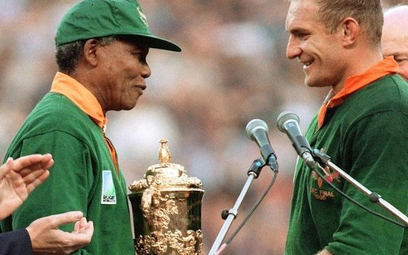 Nelson Mandela wręcza puchar Francoisowi Pienaarowi (1995)
