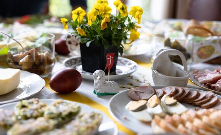 Polacy ograniczają wydatki na Wielkanoc. Sklepy ruszają z promocjami