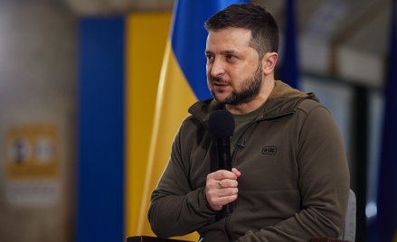 Wołodymyr Zełenski podczas konferencji prasowej na stacji metra w Kijowie.