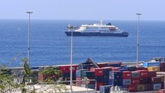 Prom MV Hondius cumujący w pobliżu Praia Port. Na pokładzie potwierdzono jeden przypadek choroby wyw