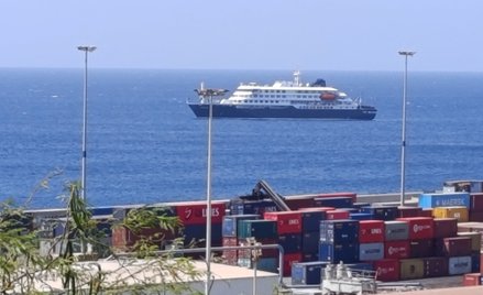 Prom MV Hondius cumujący w pobliżu Praia Port. Na pokładzie potwierdzono jeden przypadek choroby wyw
