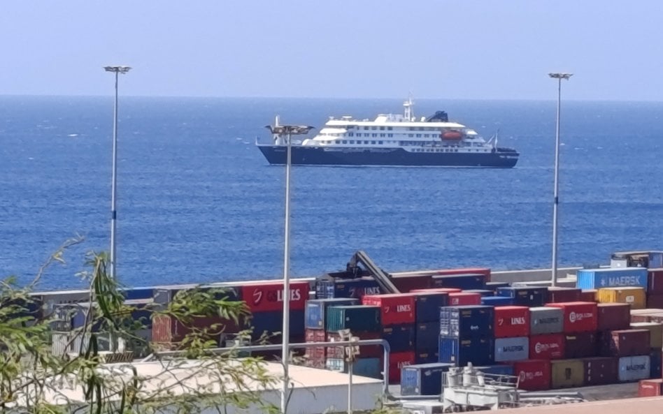 Prom MV Hondius cumujący w pobliżu Praia Port. Na pokładzie potwierdzono jeden przypadek choroby wyw