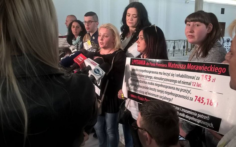 Protest rodzin osób niepełnosprawnych w Sejmie. Czekają na premiera i prezesa PiS