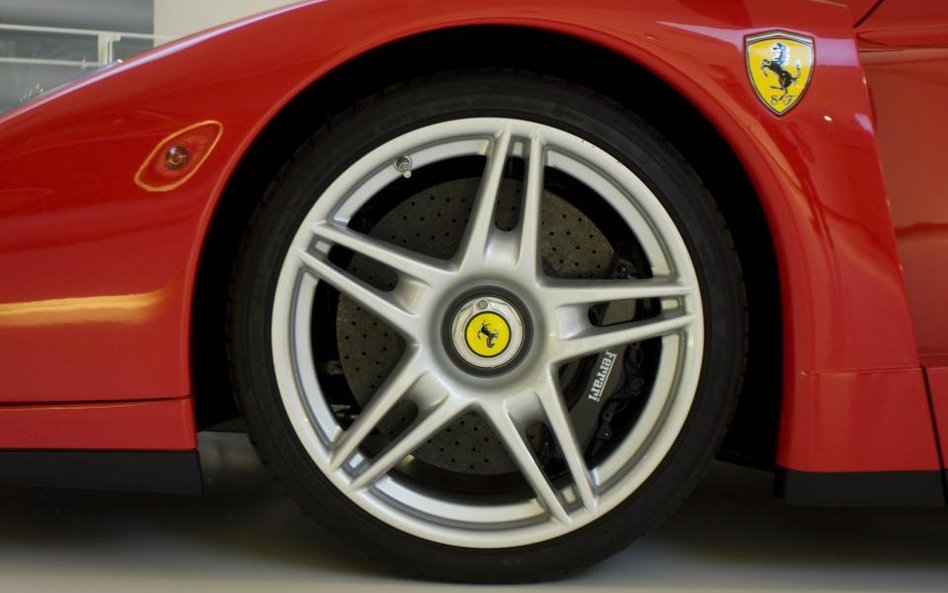 Akcje czy auto Ferrari?