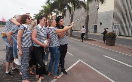 Jeszcze tylko wrzucić selfie grupy na Facebook, żeby zdobyć jak najwięcej "lajków", bo to też się li