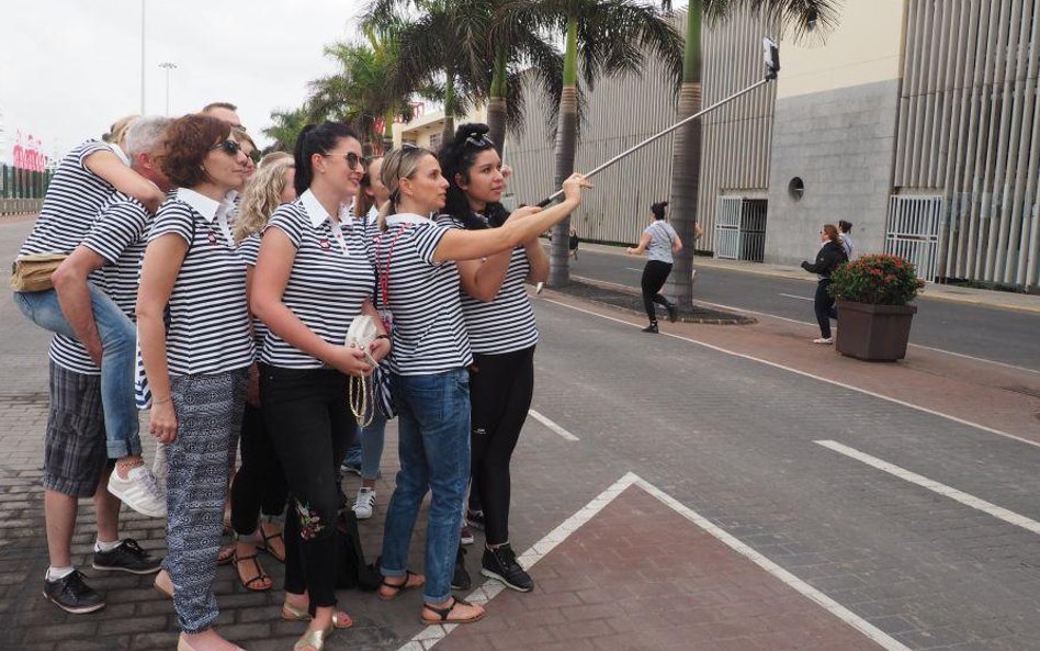 Jeszcze tylko wrzucić selfie grupy na Facebook, żeby zdobyć jak najwięcej "lajków", bo to też się li