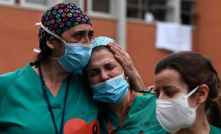 PILNE: Liczba ofiar COVID-19 w Hiszpanii przekroczyła 18 tysięcy