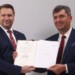 Minister edukacji i nauki Przemysław Czarnek i dr hab. Paweł Skrzydlewski podczas uroczystości wręcz