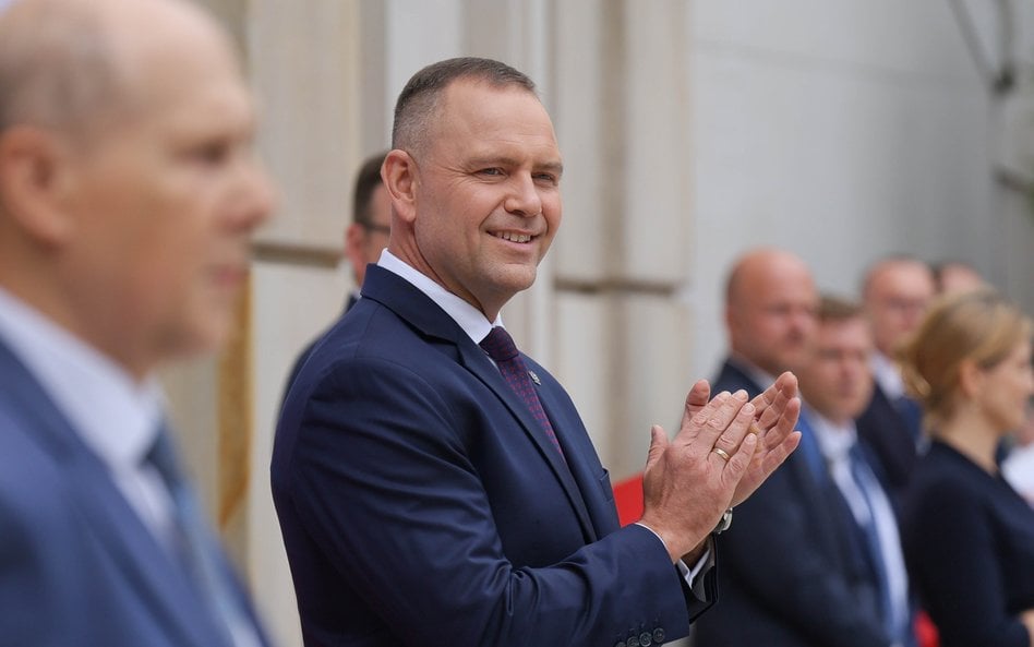 Prezydent Karol Nawrocki wręczył we wtorek akty powołania asesorom sądowym.