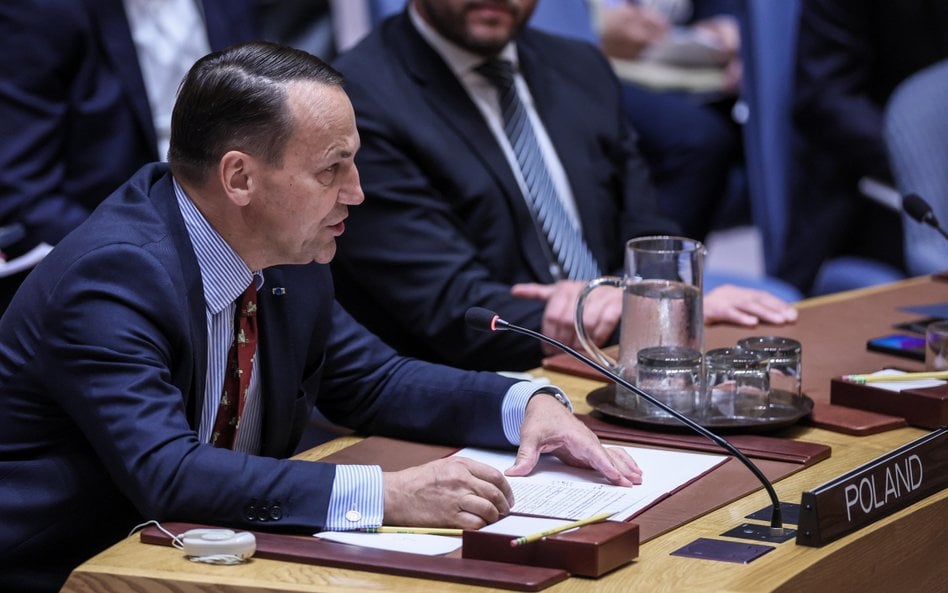 Wicepremier, minister spraw zagranicznych RP Radosław Sikorski uczestniczy w nadzwyczajnym posiedzen