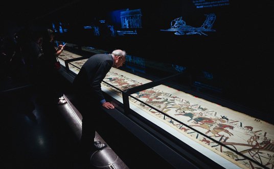 Stół, na którym prezentowana jest tkanina w British Museum, został wykonany na zamówienie. Jego kosz