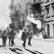Warszawa, oddział SS na ulicach getta, kwiecień lub maj 1943 roku