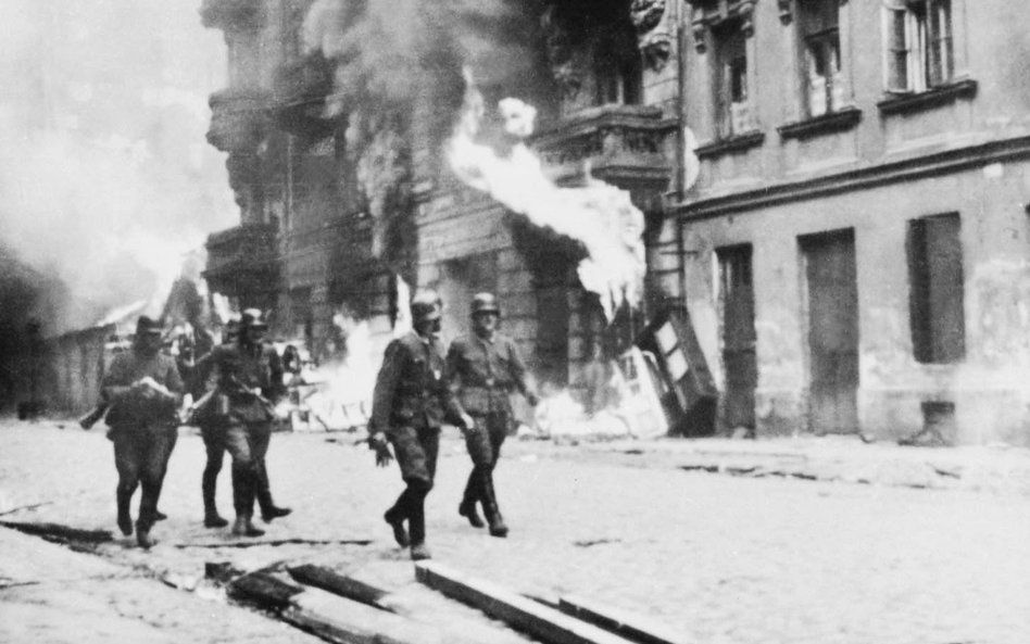 Warszawa, oddział SS na ulicach getta, kwiecień lub maj 1943 roku