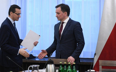 Mateusza Morawieckiego i Zbigniewa Ziobrę dzieli stosunek do sprawy porozumienia rządu z Brukselą