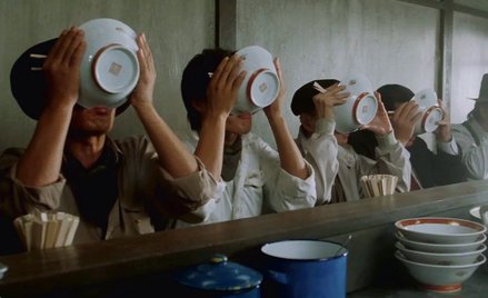 W „Tampopo” (1985) talerz gorącej zupy w przydrożnym barze jest celem podróży bohaterów, a zarazem p