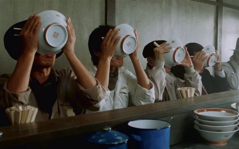 W „Tampopo” (1985) talerz gorącej zupy w przydrożnym barze jest celem podróży bohaterów, a zarazem p