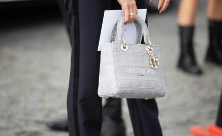 Z danych czołowych internetowych platform sprzedażowych wynika, że rośnie sprzedaż torebek z drugiej