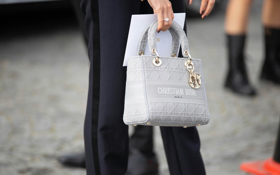 Z danych czołowych internetowych platform sprzedażowych wynika, że rośnie sprzedaż torebek z drugiej