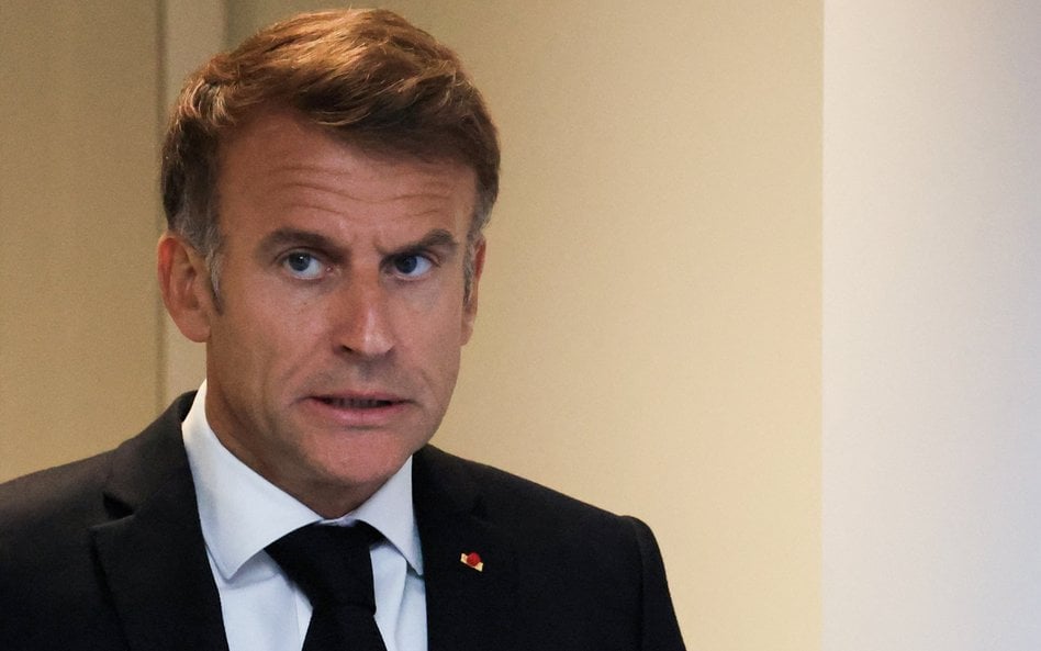 Emmanuel Macron podczas sztabu kryzysowego w Pałacu Elizejskim