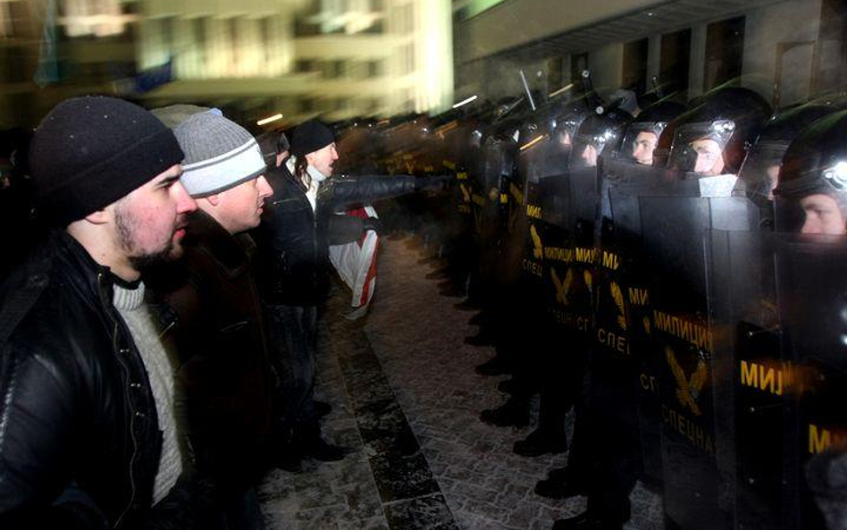 Wieczorna wielotysięczna demonstracja w Mińsku po wyborach prezydenckich została rozpędzona przez mi