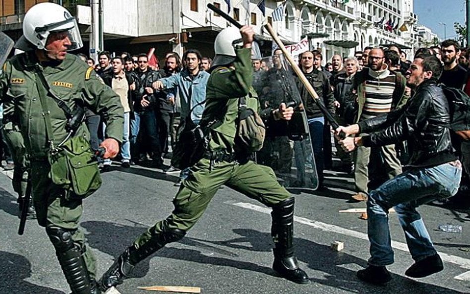 Wczorajsze protesty zakończyły się starciami z policją. Mimo to większość Greków nadal popiera zapow