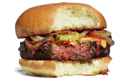 Roślinny burger firmy Impossible Foods smakuje trochę jak wołowina, trochę jak indyk