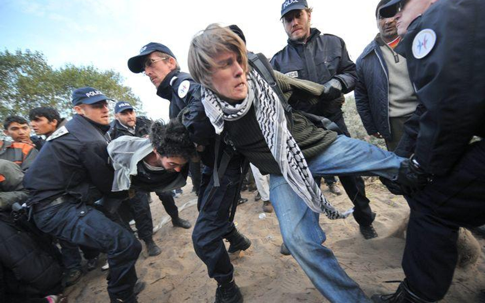 Francja, Calais. Protesty podczas likwidacji obozu dla uchodźców zwanego "dżunglą"