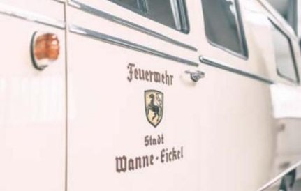 Surowe wnętrze wyróżnia się wyposażeniem w telefon, przydatny w czasie strażackiej służby.