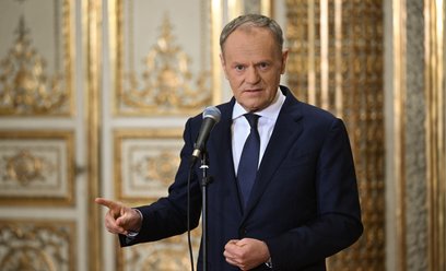 Premier Donald Tusk podczas konferencji prasowej w Paryżu