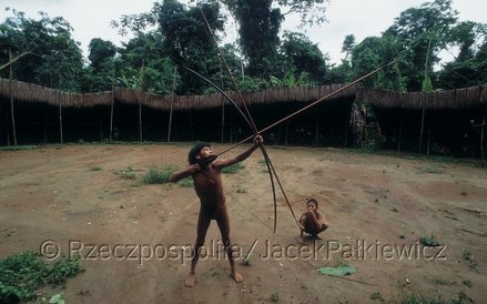 Łuk należy do podstawowego sprzętu myśliwskiego
