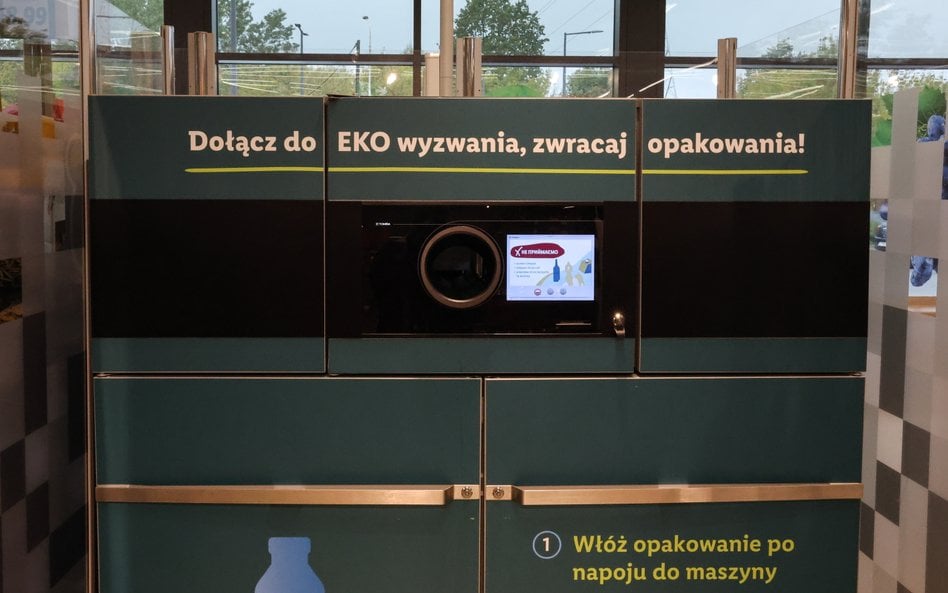 Automat kaucyjny przyjmujący zużyte opakowania w jednym ze sklepów w Łodzi